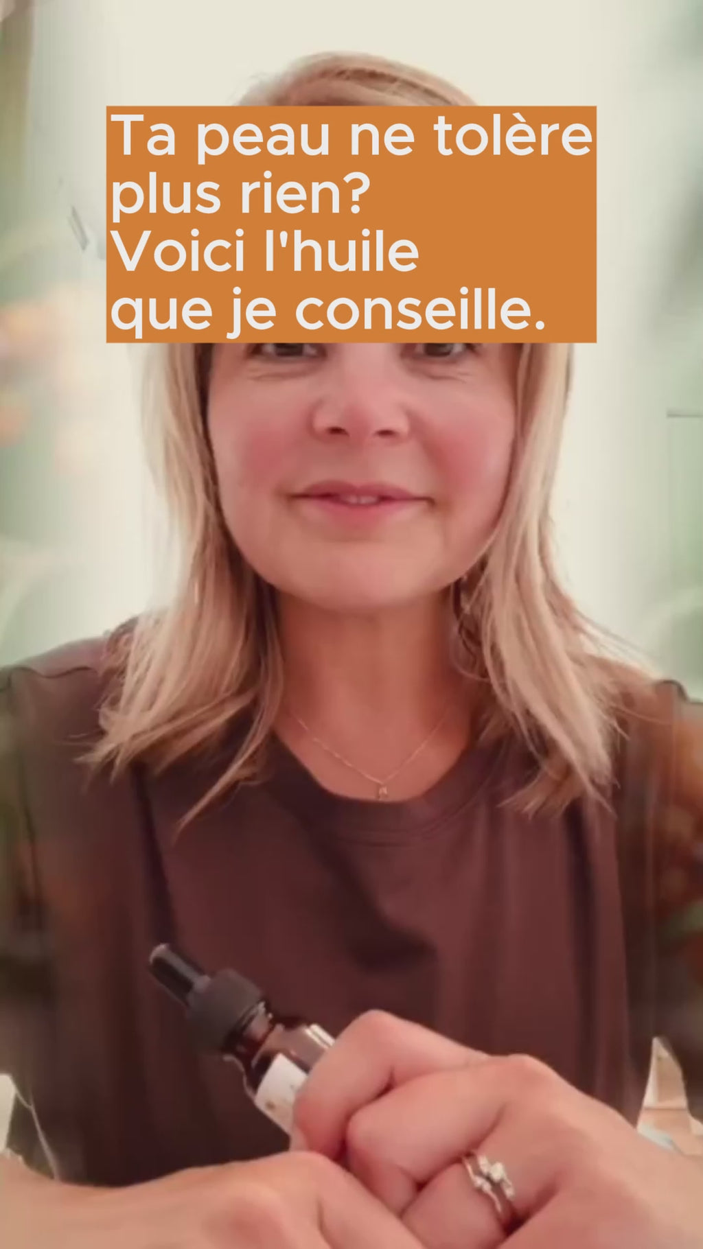 Valérie, dermo esthéticienne chez Argola, présente l'huile pure d'argousier pour les peaux sensibles et réactives